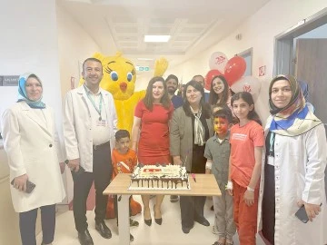 &Ccedil;OCUK KLİĞİNDE YATAN HASTALARA ZİYARET