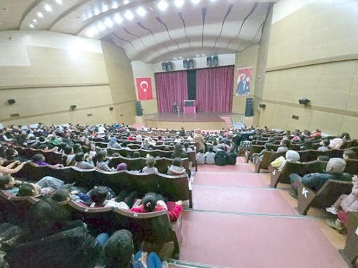 &Ccedil;OCUK TİYATROSUNA YOĞUN İLGİ