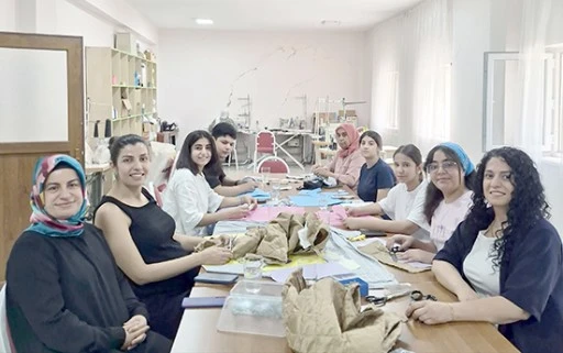 ÇOCUKLAR GERİ DÖNÜŞÜM MALZEMELERİNİ SANATA DÖNÜŞTÜRDÜ