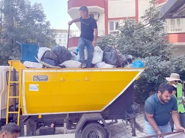 &Ccedil;&Ouml;P EV&rsquo;DEN 20 TON ATIK &Ccedil;IKARILDI