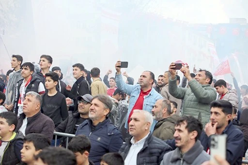 COŞKULUYUZ, GURURLUYUZ, MUTLUYUZ