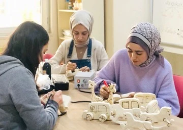 DEPREMZEDE &Ccedil;OCUKLARA OYUNCAK YAPIYORLAR