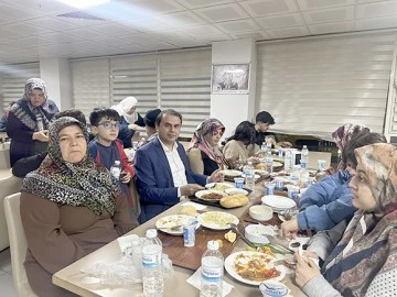 DEPREMZEDE MİSAFİRLERLE İFTARINI A&Ccedil;TI