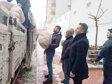 DEPREMZEDELERE 1 KAMYON YARDIMDA MHP&rsquo;DEN