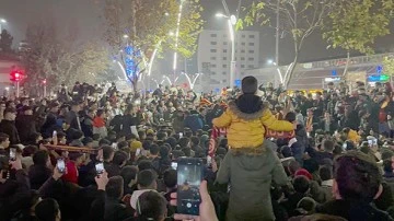 DERBİ SONRASI GALATASARAYLILAR SOKAĞA D&Ouml;K&Uuml;LD&Uuml;