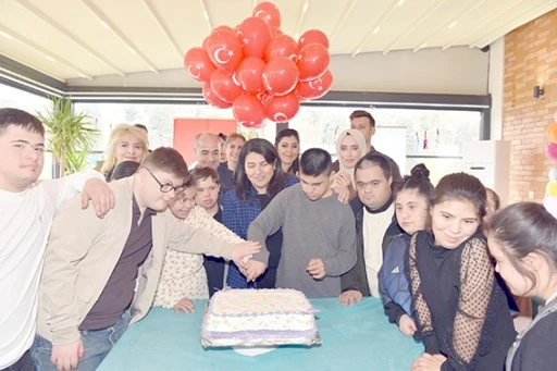DOWN SENDROMLU MELEKLER G&Ouml;N&Uuml;LLERİNCE EĞLENDİ