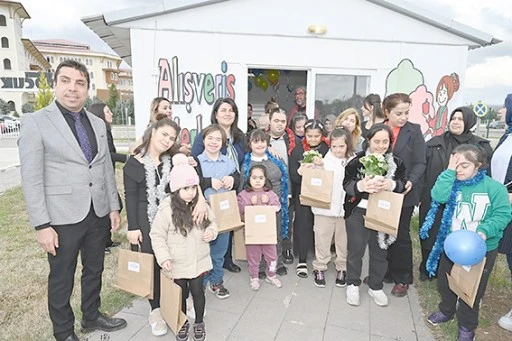 DOWN SENDROMLU MELEKLER, G&Ouml;N&Uuml;LLERİNCE EĞLENDİ
