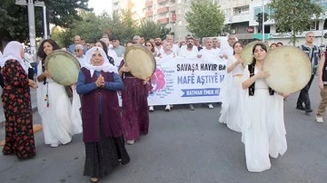 D&Uuml;NYA BARIŞ G&Uuml;N&Uuml;NDE Y&Uuml;R&Uuml;Y&Uuml;Ş D&Uuml;ZENLEDİ