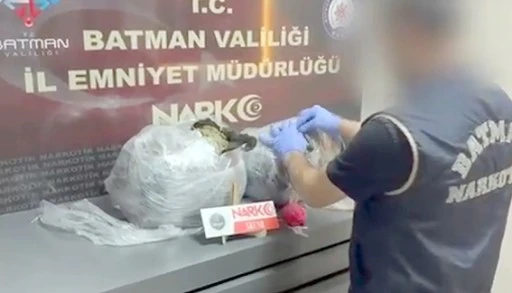 DURDURULAN ARA&Ccedil;TA 6 KİLO UYUŞTURUCU ELE GE&Ccedil;İRİLDİ
