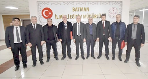 EMEKLİ OLAN PERSONELLERE TEŞEKK&Uuml;R PLAKETİ