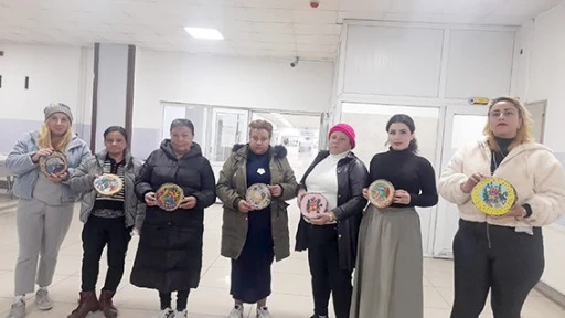 ENGELSİZ BİREYLERDEN AHŞAP BOYAMA AT&Ouml;LYE ETKİNLİĞİ