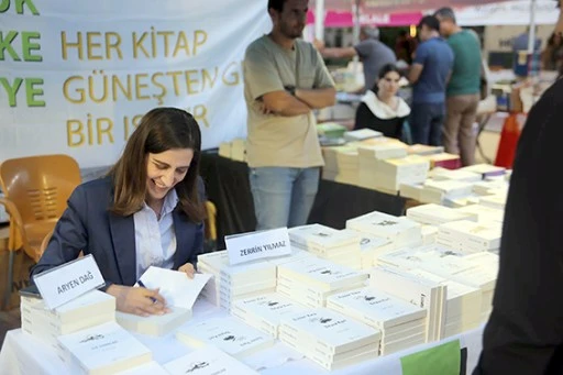 EŞ BAŞKAN S&Ouml;N&Uuml;K, YAZARLARIN KİTAPLARINI İMZALADI