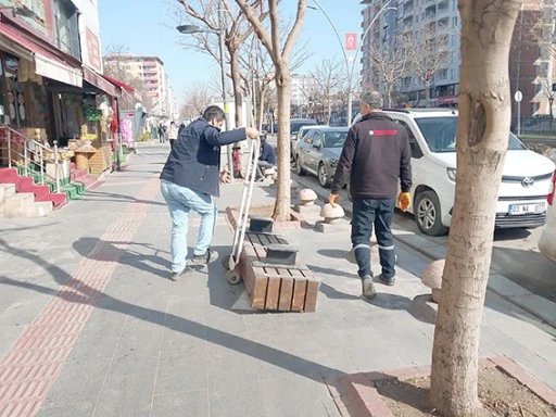 ESKİ BANKLAR YENİLENİYOR