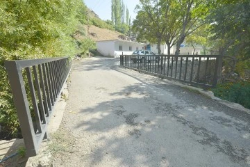 GE&Ccedil;İTALTI K&Ouml;Y&Uuml;NE TAŞ DUVAR VE KORKULUK