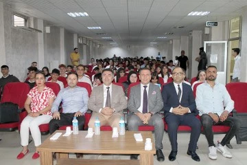 GELECEĞİN &Uuml;NİVERSİTELİLERİNE İLK DERS REKT&Ouml;R DEMİR&rsquo;DEN