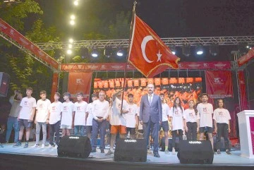 GEN&Ccedil;LİK, BAYRAĞI VALİ CANALP&rsquo;A TESLİM ETTİ
