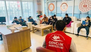 GEN&Ccedil;LİK OKUYOR, BİLİN&Ccedil;LENİYOR