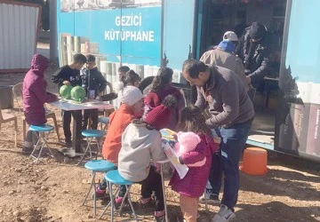 GEZİCİ K&Uuml;T&Uuml;PHANE, &Ccedil;OCUKLARA OYUNCAK DAĞITTI