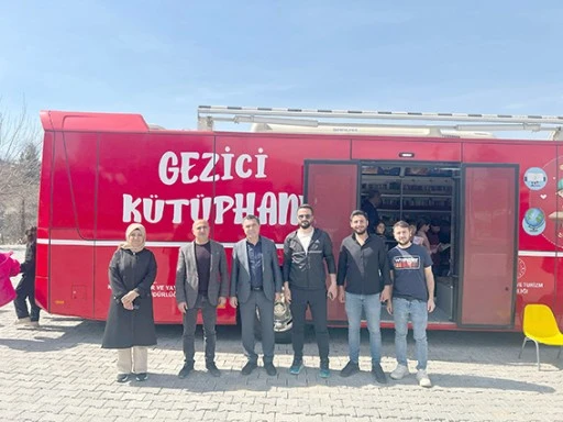 GEZİCİ K&Uuml;T&Uuml;PHANE &Ouml;ĞRENCİLERLE BULUŞTU