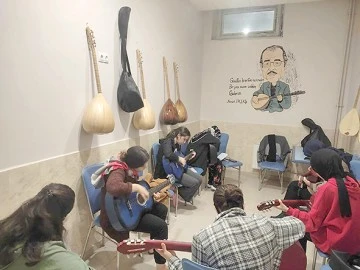 GİTAR VE BAĞLAMA &Ccedil;ALMAYI &Ouml;ĞRENİYORLAR