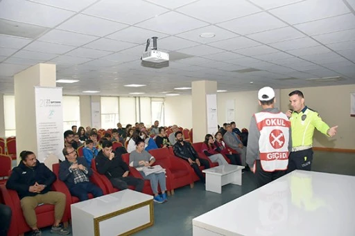 G&Ouml;N&Uuml;LL&Uuml; &Ouml;ĞRENCİLERE OKUL GE&Ccedil;İDİ G&Ouml;REVLİSİ EĞİTİMİ