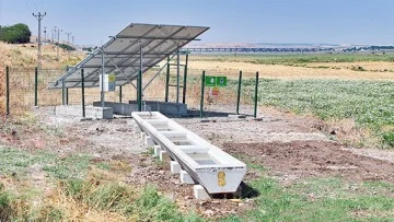 G&Uuml;NEŞ ENERJİSİYLE &Ccedil;ALIŞAN SU YALAĞI YAPILDI