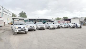 HAŞERELERLE M&Uuml;CADELE T&Uuml;M HIZIYLA S&Uuml;R&Uuml;YOR