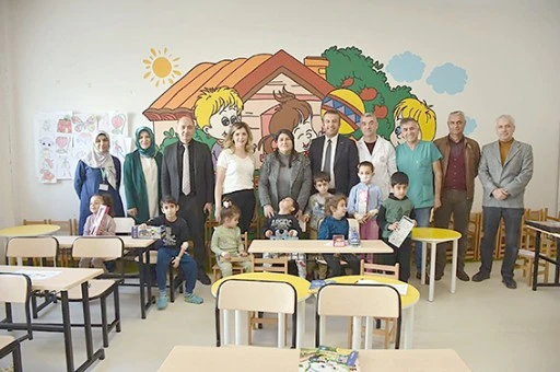 HASTANEDE YATAN &Ccedil;OCUKLAR EĞİTİMDEN KOPMUYOR