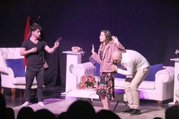 &lsquo;HER HIRSIZ HAYDUT DEĞİLDİR&rsquo; TİYATRO OYUNU İZLEYİCİYLE BULUŞTU