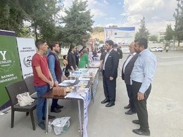 H&Uuml;DA PAR &Uuml;NİVERSİTE &Ouml;ĞRENCİLERİNİN STANTLARINI ZİYARET ETTİ