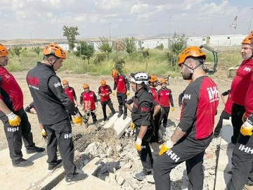 İHH&rsquo;DAN GER&Ccedil;EĞİ ARATMAYAN DEPREM TATBİKATI