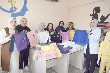 KADINLAR, &Ccedil;OCUKLAR İ&Ccedil;İN ELBİSE DİKİYOR