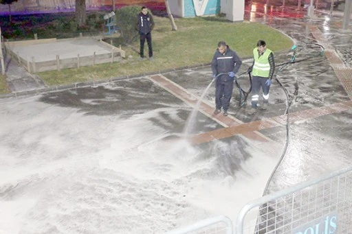 KALDIRIMLAR K&Ouml;P&Uuml;KL&Uuml; SU İLE YIKANIYOR