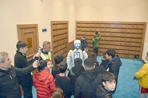 KANDİLİN &Ouml;NEMİNİ ANLATAN ROBOT B&Uuml;Y&Uuml;K İLGİ G&Ouml;RD&Uuml;