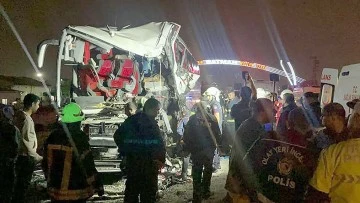 KATLİAM GİBİ KAZA: 2 &Ouml;L&Uuml;, 21 YARALI