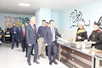 KAYMAKAM &Ouml;ZT&Uuml;RK, &Ouml;ĞRENCİLER İLE İFTARDA BULUŞTU