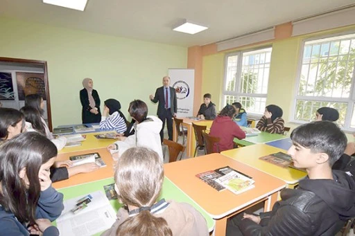 KİTAP OKUMA NOKTASINDA &Ouml;ĞRENCİLERLE BULUŞTU