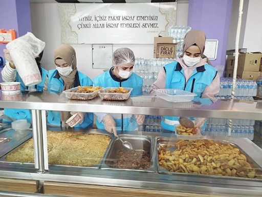 KOMŞUM PROJESİYLE HEDEF 300 AİLEYE 10 BİN YEMEK