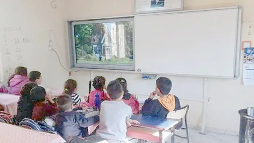 K&Ouml;Y OKULLARI AKILLI TAHTALARLA BULUŞTURULDU