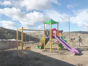 K&Ouml;Y VE OKUL BAH&Ccedil;ELERİNE OYUN GRUBU