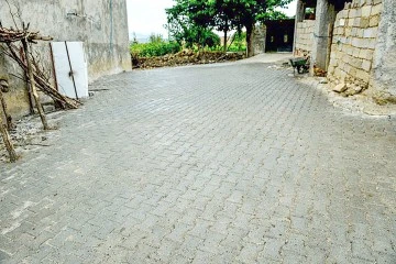 K&Ouml;Y YOLLARI PARKE TAŞLARIYLA D&Ouml;ŞENDİ