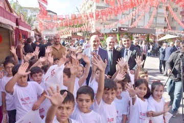 KURTARAN, KİTAP FUARINDA &Ouml;ĞRENCİLERLE SOHBET ETTİ