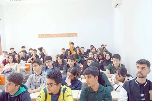 LİSE &Ouml;ĞRENCİLERİNDEN &Uuml;NİVERSİTEDE DERS DENEYİMİ