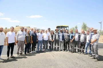 MAHALLELERİ BİRBİRİNE BAĞLAYAN K&Ouml;PR&Uuml;DE ASFALT SERİMİ