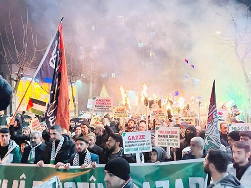 MEŞALELİ Y&Uuml;R&Uuml;Y&Uuml;ŞLE GAZZE&rsquo;YE DESTEK