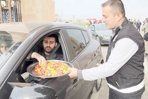 MEZAR ZİYARETİNE GELEN VATANDAŞLARA ŞEKER VE KOLONYA İKRAM EDİLDİ