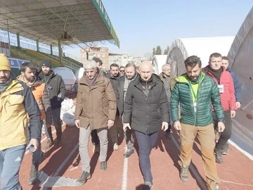 MHP&rsquo;Lİ DEMİR, DEPREM B&Ouml;LGESİNDE AYRILMIYOR