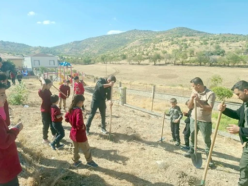 MİNİK ELLER YEŞİL VATANA UMUT EKTİ