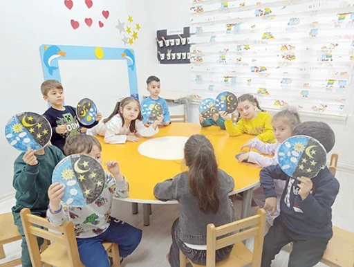 MİNİK ELLERLE GECE VE G&Uuml;ND&Uuml;Z&Uuml;N RENKLİ YOLCULUĞU