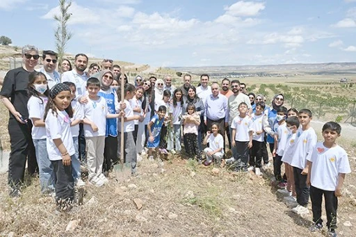 MİNİK G&Ouml;N&Uuml;LL&Uuml;LER FİDAN DİKTİ